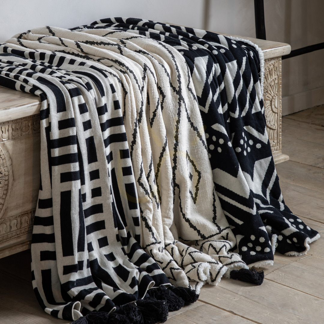 Zeige Tagesdecke Gallery Direct Merton mit Fransen Baumwolle schwarz-creme 130x170 cm Tagesdecke Gallery Direct Merton mit Fransen Baumwolle schwarz-creme 130x170 cm