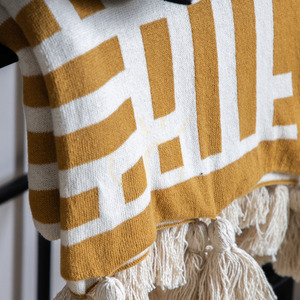 Strickplaid Gallery Direct Merton in Ocker und Creme mit Quasten 130 × 170 cm small 2