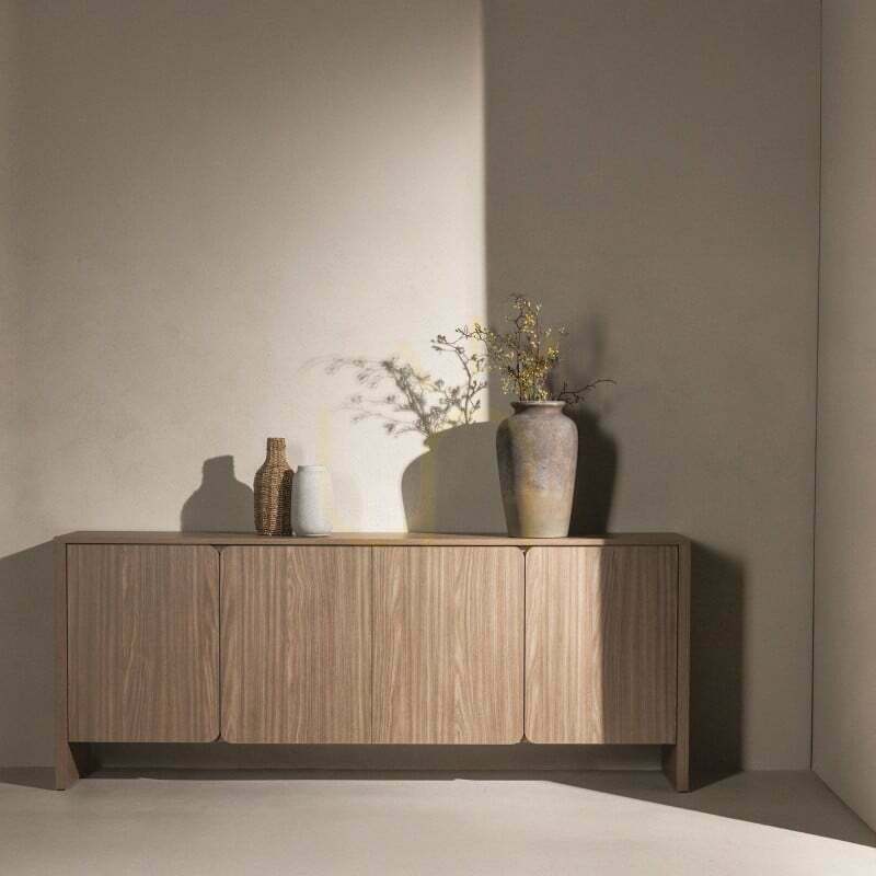 Aussicht OKU Viertürige Kommode, Pearl Oak, abgerundete Fronten von Nova Nook OKU Viertürige Kommode, Pearl Oak, abgerundete Fronten von Nova Nook