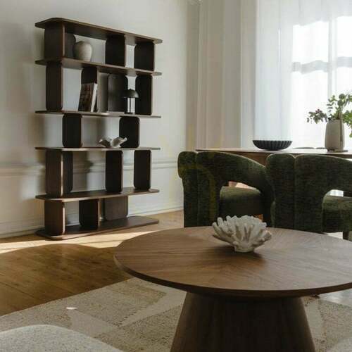Prüfen ROOM II – ein hohes Bücherregal mit abgerundeten Formen, in der Ausführung „Villa Walnut Nova Nook“