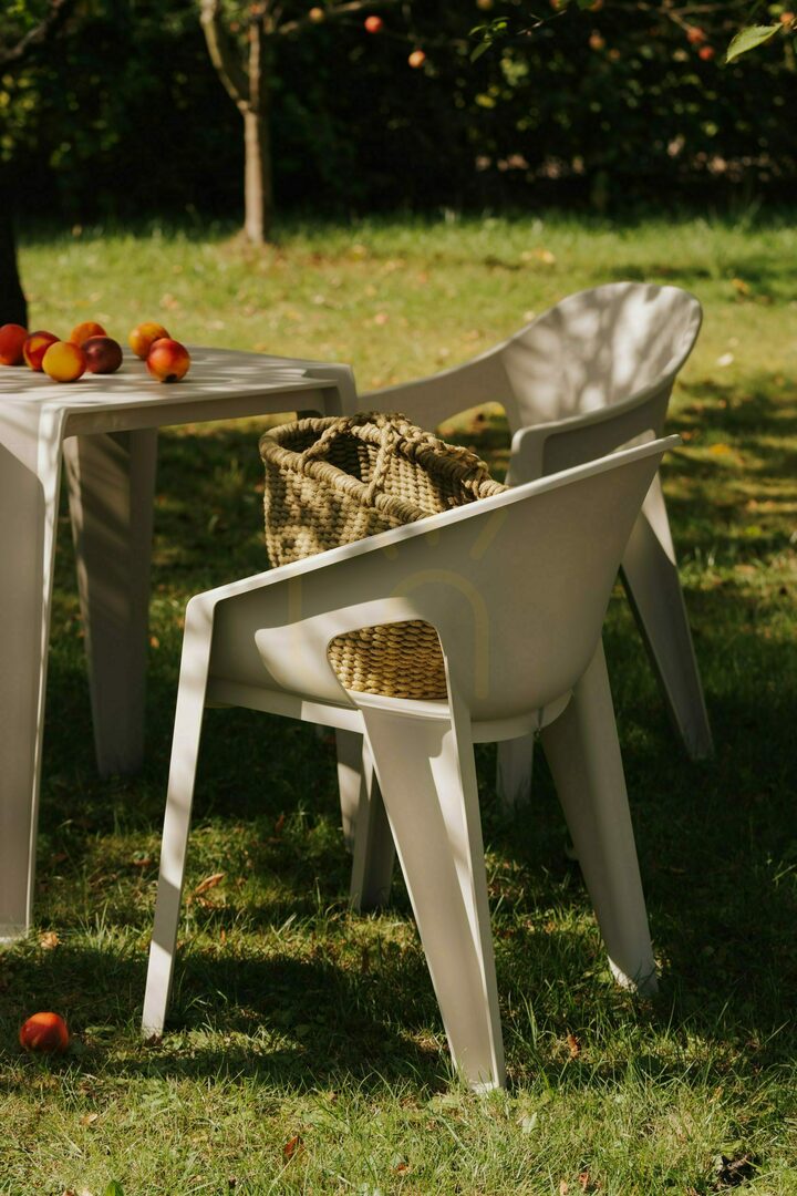 Vorschau FPRK658 Premo Gartenstuhl mit Armlehnen – Earthy Taupe FERNE FPRK658 Premo Gartenstuhl mit Armlehnen – Earthy Taupe FERNE