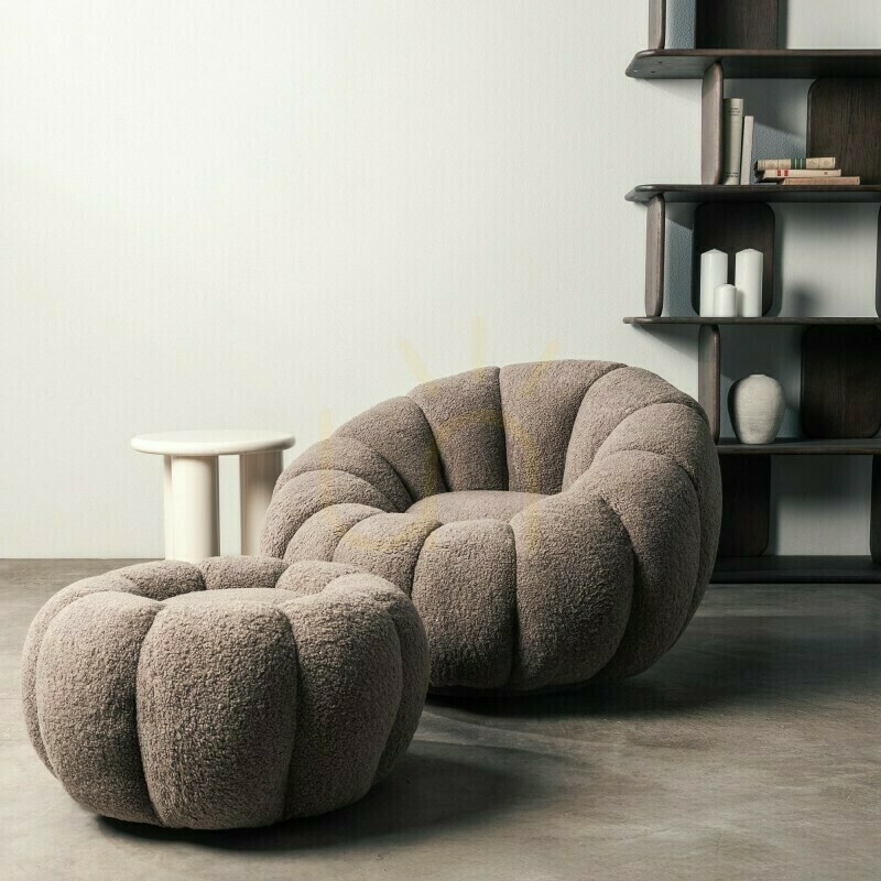 Aussicht Ottomane „PERLE“, Farbe Cappuccino, Bouclé-Stoff, abgerundete Formen von Nova Nook Ottomane „PERLE“, Farbe Cappuccino, Bouclé-Stoff, abgerundete Formen von Nova Nook