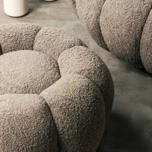 Ottomane „PERLE“, Farbe Cappuccino, Bouclé-Stoff, abgerundete Formen von Nova Nook 2 Ottomane „PERLE“, Farbe Cappuccino, Bouclé-Stoff, abgerundete Formen von Nova Nook small 2