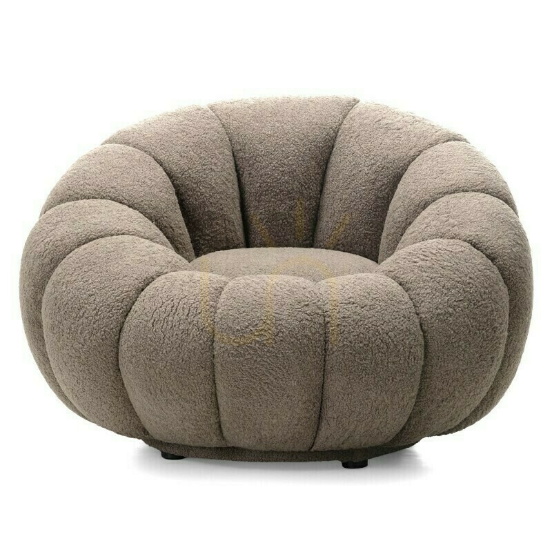 Sessel „FLOWER“ in Cappuccino, mit Drehfuß, Bouclé-Bezug und abgerundeten Formen von Nova Nook