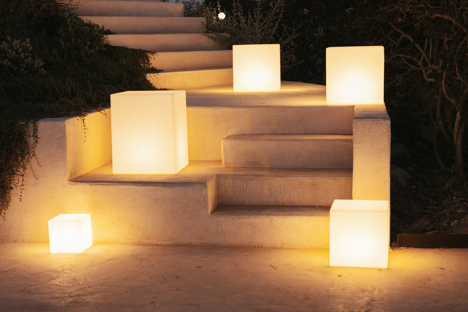 Anzeige CUBY 3195 Weißer Gartentisch, 1xLED CUBY 3195 Weißer Gartentisch, 1xLED