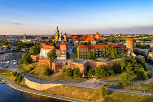 Fototapete Krakau Walel Luftaufnahme im späten Frühling small 0