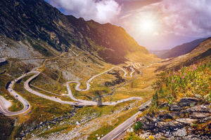 Fototapete Transfagarasan Straße, Rumänien, spektakuläre Straße in den Bergen, Sommer, Sonnenstrahlen small 0